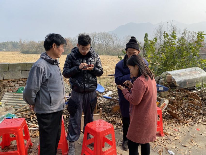 安庆宜秀区五横乡虎山村:为贫困户义务注册电子医保卡