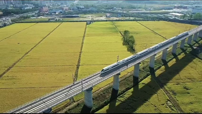 金色沃野 高铁飞驰