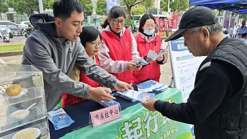 义诊送健康  拒做“小糖人”